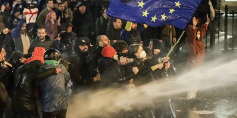 ევროინტეგრაცია, მარტის აქცია, ქალი ევროკავშირის დროშით